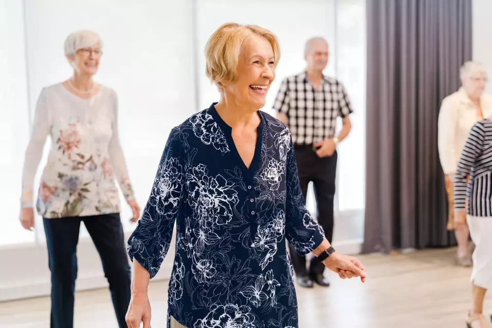 Chartwell senior residents dance class activity / Cours de danse pour les résidents seniors de Chartwell
