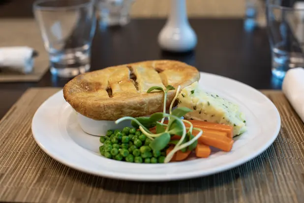 Chicken Potpie with mash potatoes, carrots and peas / Pâté de poulet avec purée de pommes de terre, carottes et petits pois