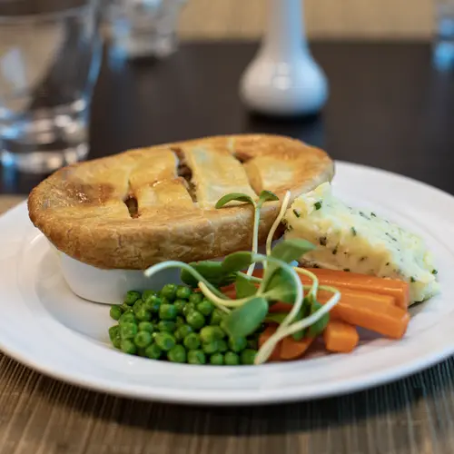 Chicken Potpie with mash potatoes, carrots and peas / Pâté de poulet avec purée de pommes de terre, carottes et petits pois