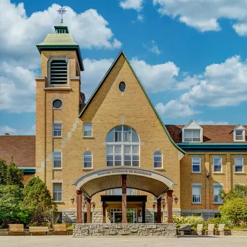 Façade avec le clocher de l'église de la résidence et entrée principale Chartwell Domaine de Bordeaux résidence pour retraités