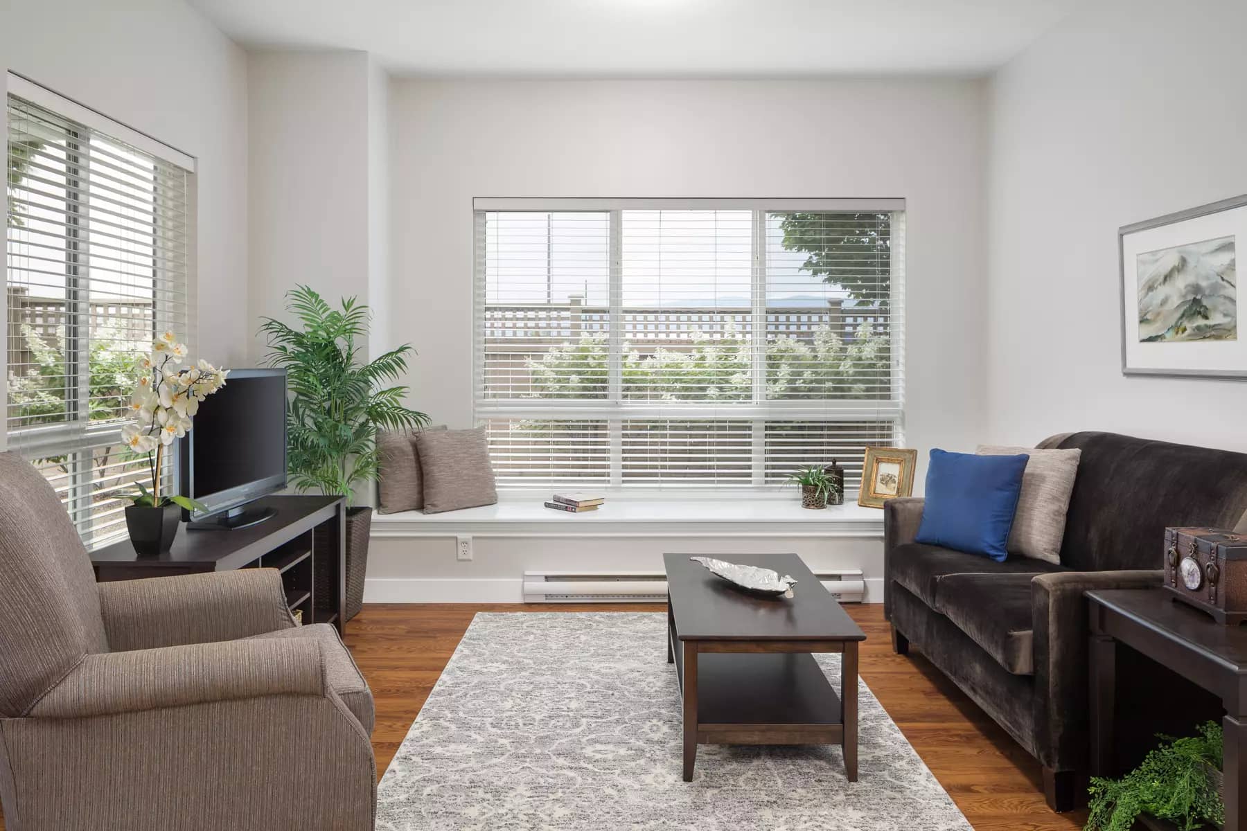 spacious living room at chartwell chatsworth retirement residence
