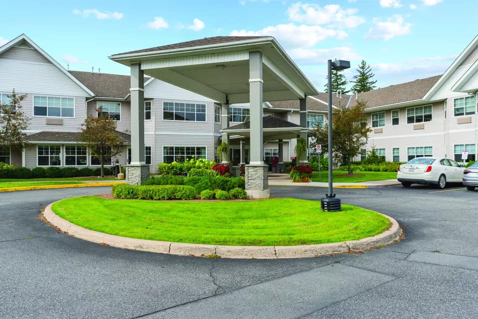main entrance of chartwell collegiate heights retirement residence