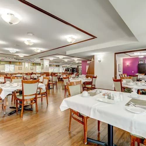 Salle à manger avec tables et chaises Chartwell Manoir Archer résidence pour retraités