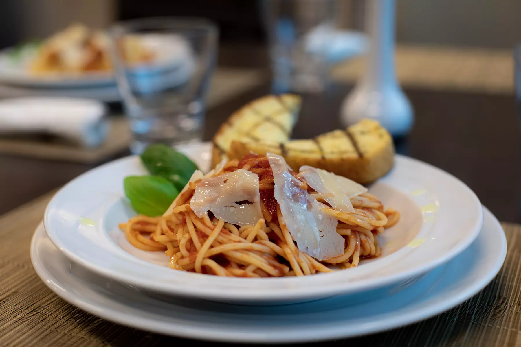 Pasta cooked with marinara sauce served with garlic bread