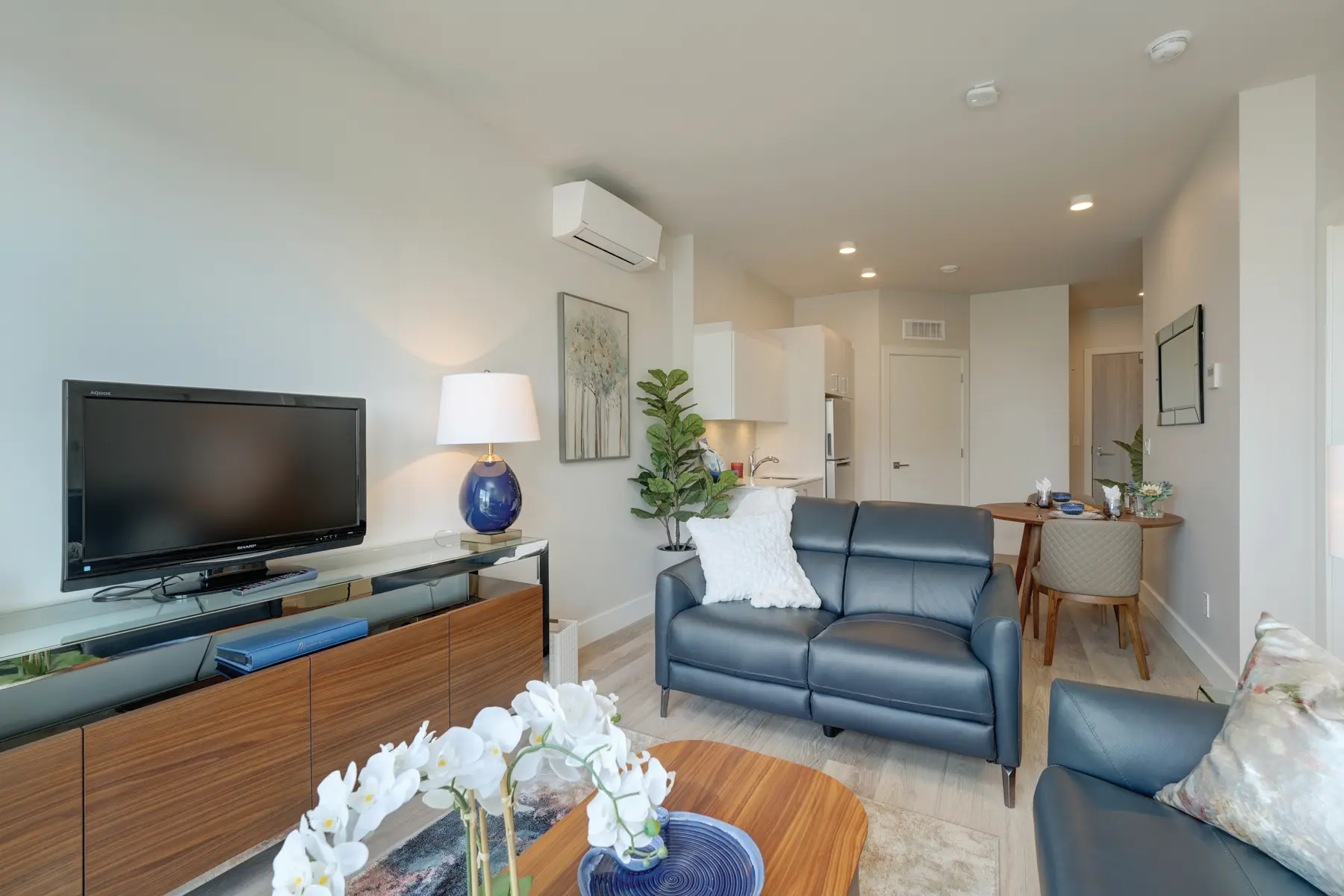 Living room at Chartwell Vista / Salon à Chartwell Vista