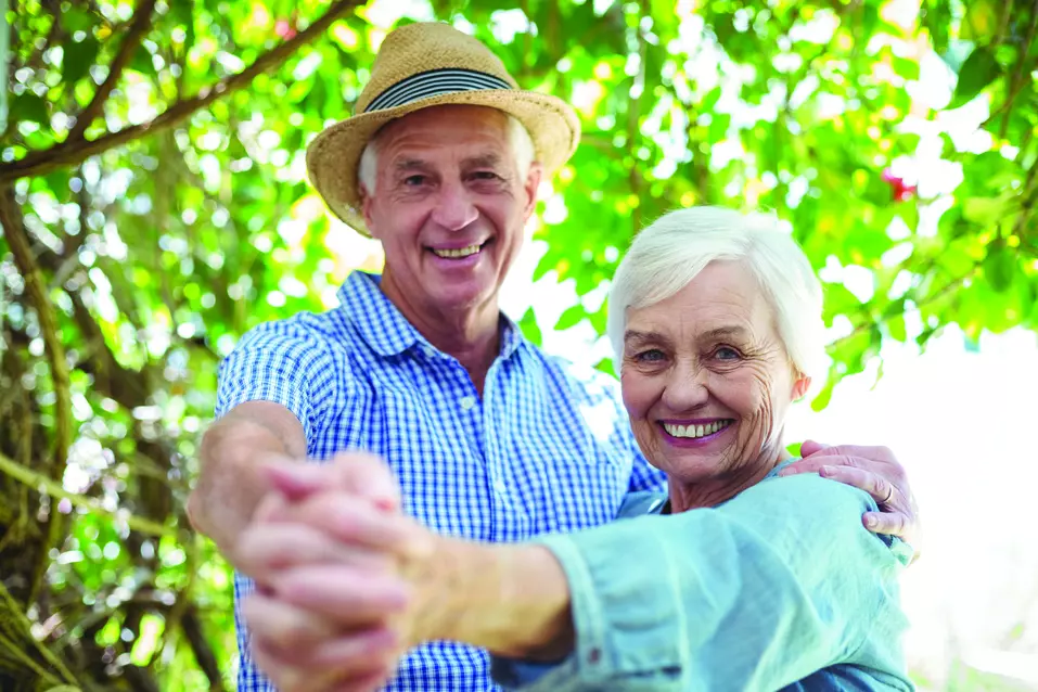 Senior couple dancing together outside. Couple de seniors dansant ensemble à l'extérieur