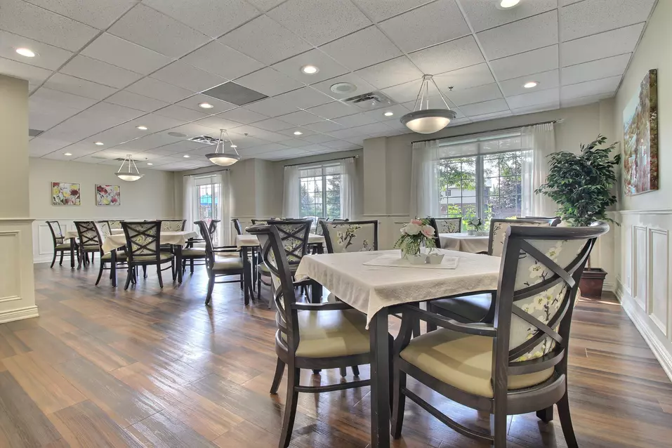 dining room at chartwell empress kanata retirement residence