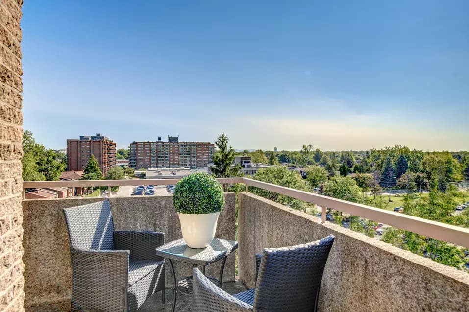 Vue sur les environs depuis le balcon d'une suite au Chartwell Manoir Kirkland / A view of surrounding from a in suite balcony at Chartwell Manoir Kirkland