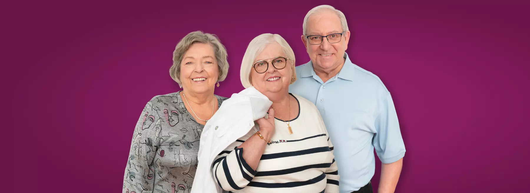 Three seniors are smiling confidently / Trois seniors sourient avec confiance