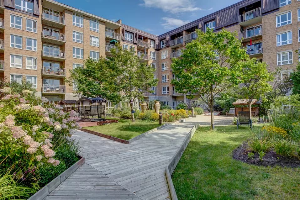 Beaux jardins avec balançoires et arbres matures Chartwell Appartements de Bordeaux résidence pour retraités