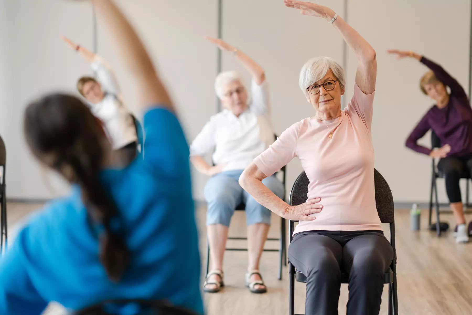 Chartwell senior residents exercise / Les résidents de Chartwell font de l'exercice