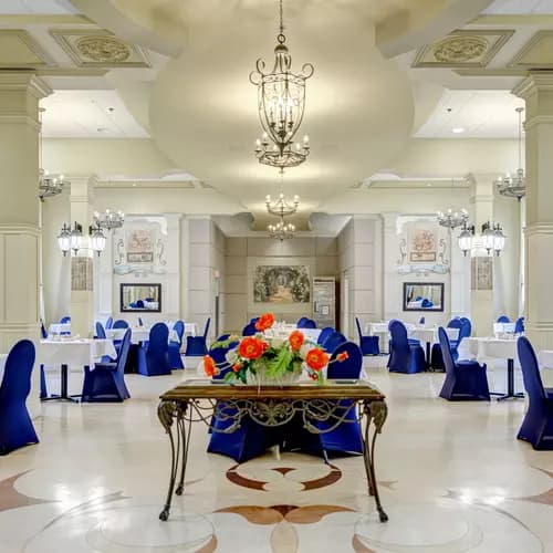 Salle à manger grandiose avec boiseries Chartwell Domaine de Bordeaux résidence pour retraités
