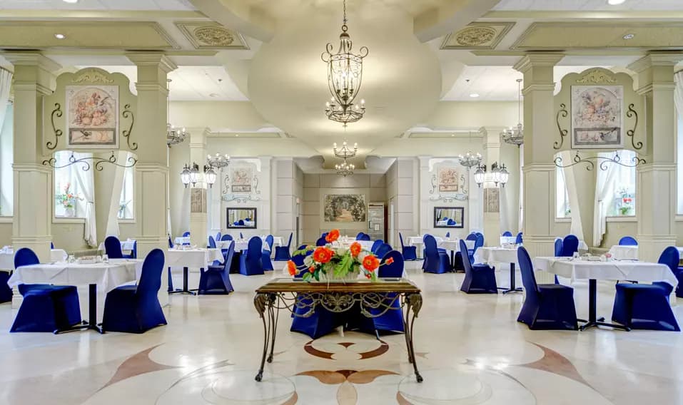 Salle à manger grandiose avec boiseries Chartwell Domaine de Bordeaux résidence pour retraités