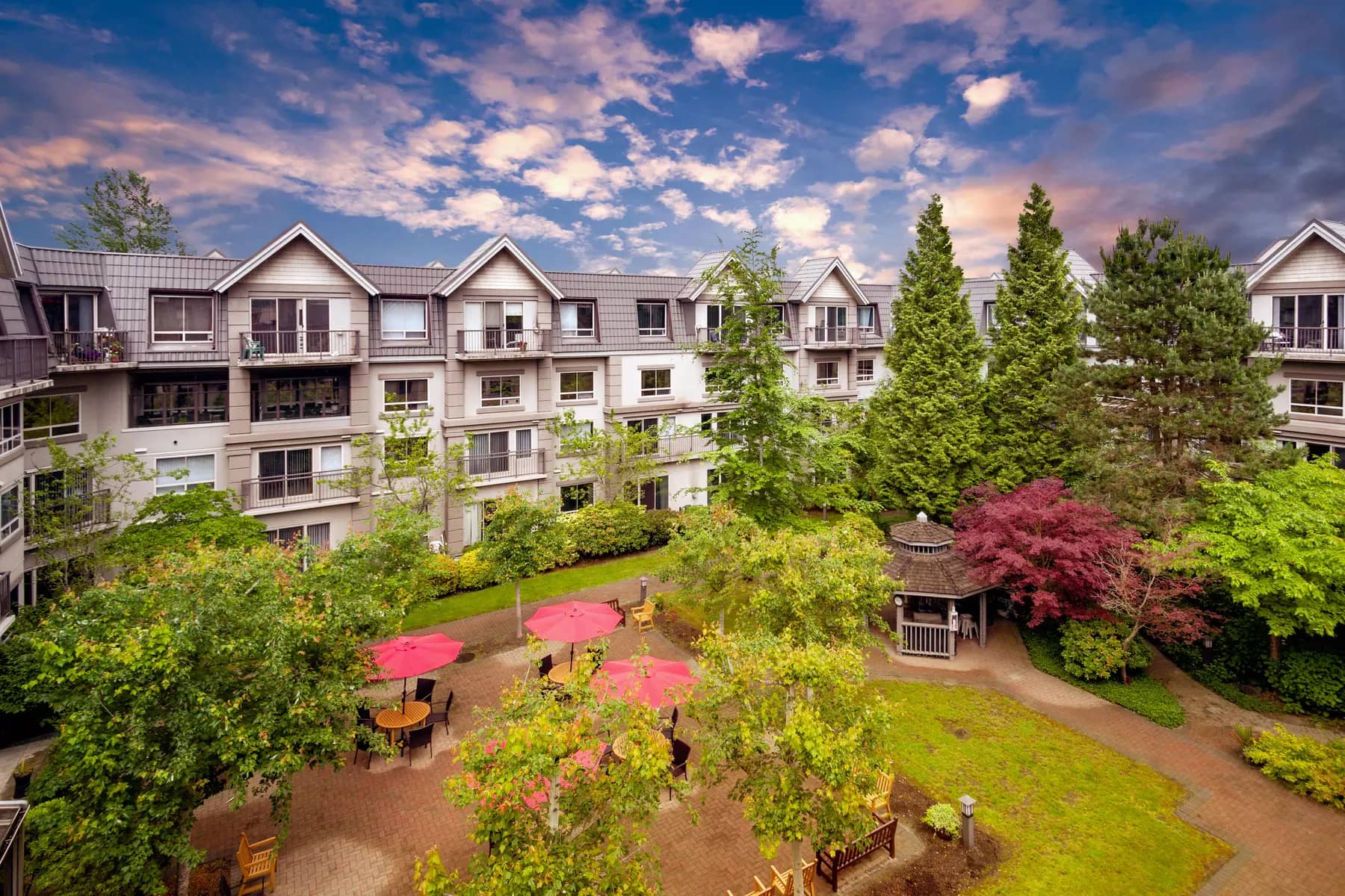 beautiful courtyard with lush gardens at chartwell langley gardens assisted living