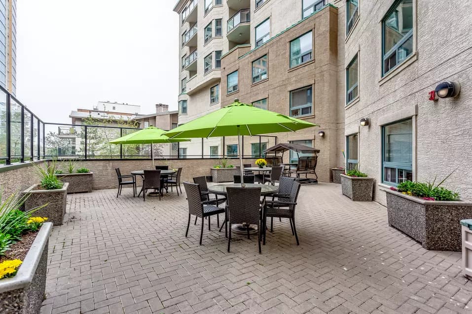 beautiful courtyard at chartwell eau claire care residence