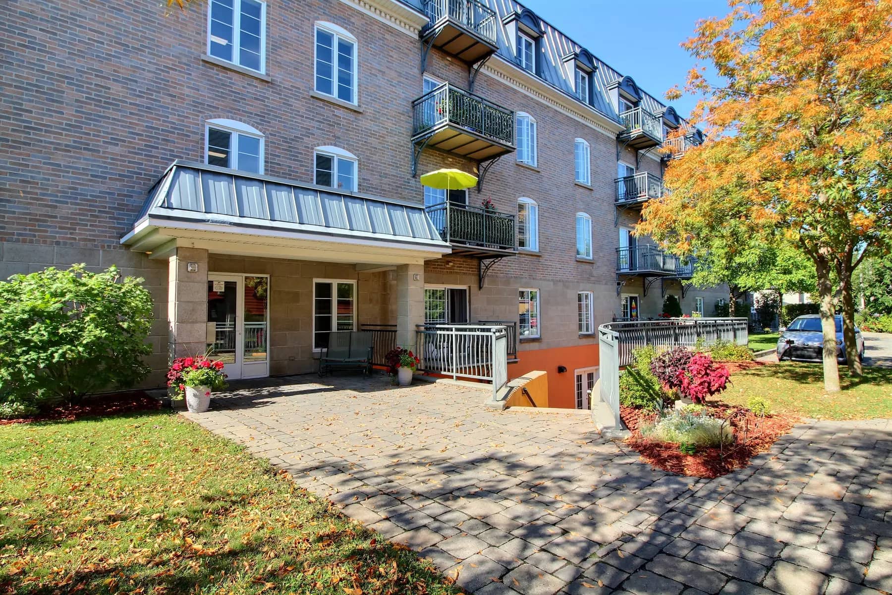 Entrée de l'immeubles des appartements Le Yamaska Chartwell Jardins de la Gare résidence pour retraités