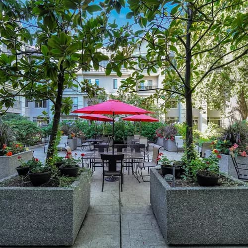 beautiful courtyard at chartwell crescent gardens retirement residence / magnifique cour intérieure de la résidence pour retraités Chartwell Crescent Gardens