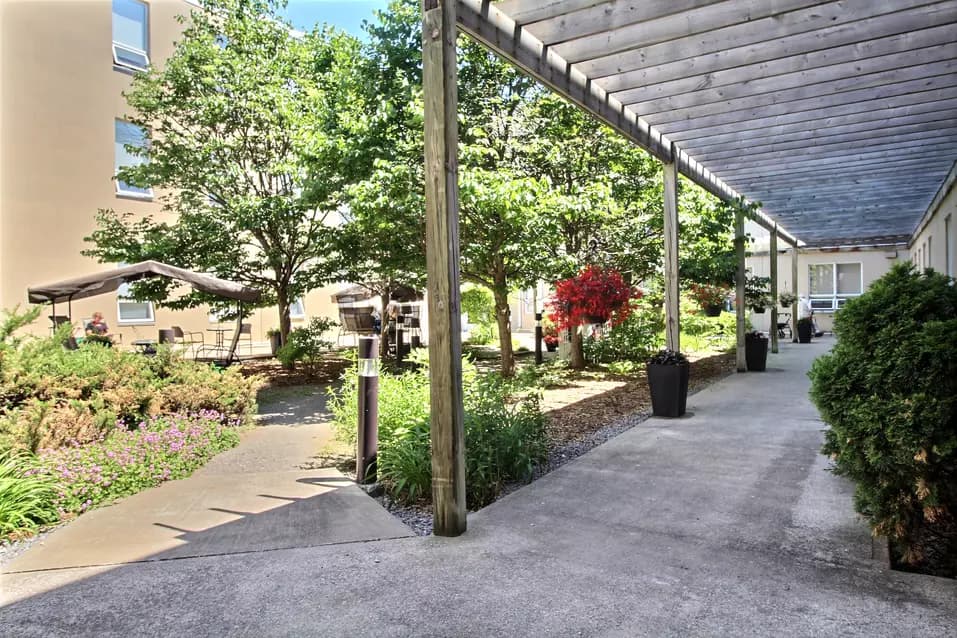 Cour extérieure intérieure Chartwell Domaine Notre-Dame résidence pour retraités retirement residence Exterior area courtyard