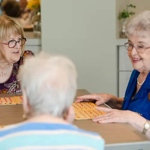 Seniors playing bingo at Chartwell Retirement residences / Des personnes âgées jouent au bingo dans les résidences Chartwell pour retraités