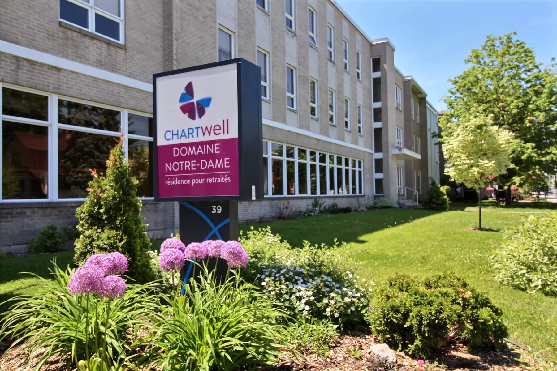 Façade de la résidence Chartwell Domaine Notre-Dame résidence pour retraités retirement residence Main entrance exterior shot