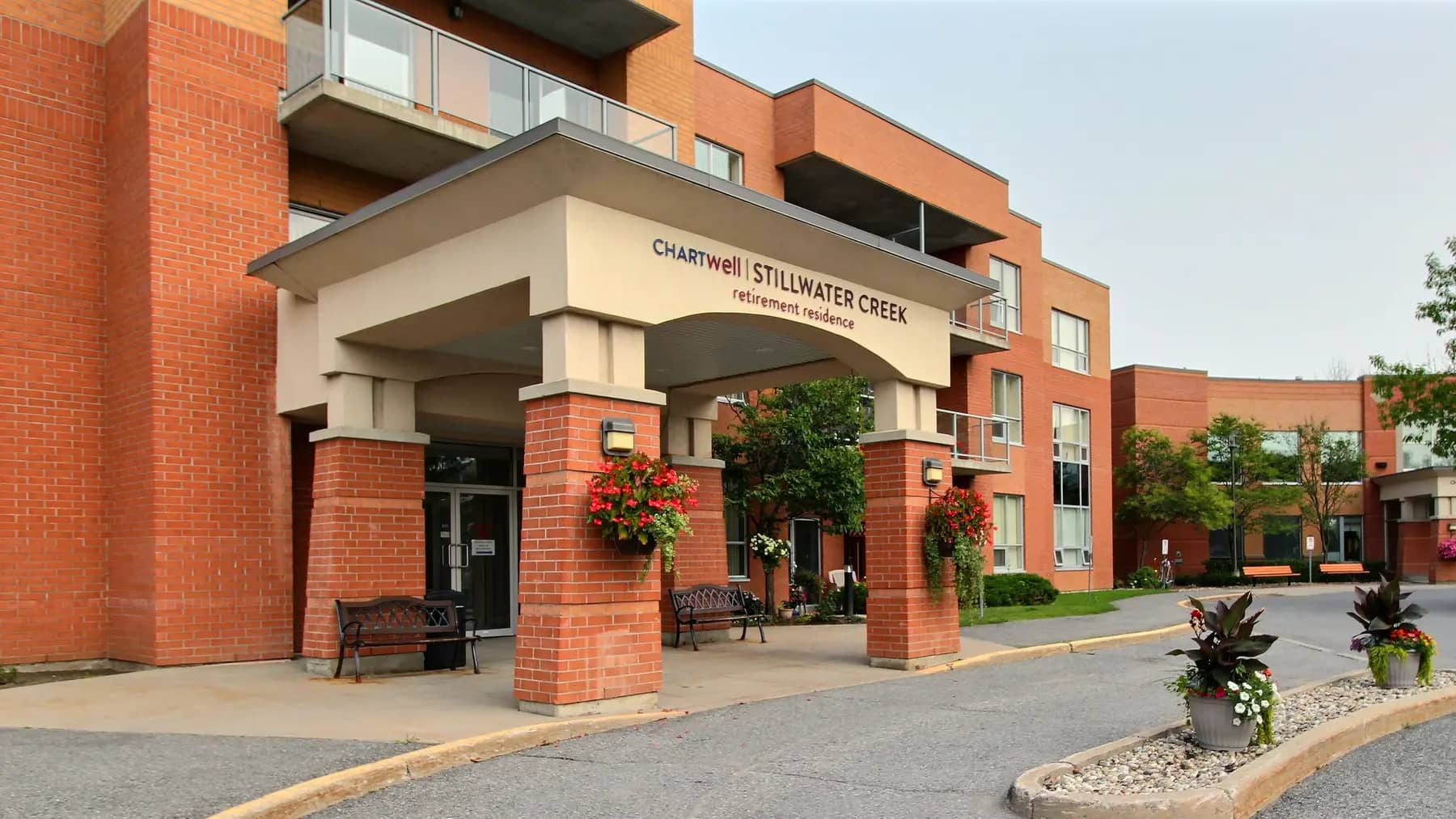 Main entrance at Chartwell Stillwater Creek retirement residence / Entrée principale de la résidence pour retraités Chartwell Stillwater Creek