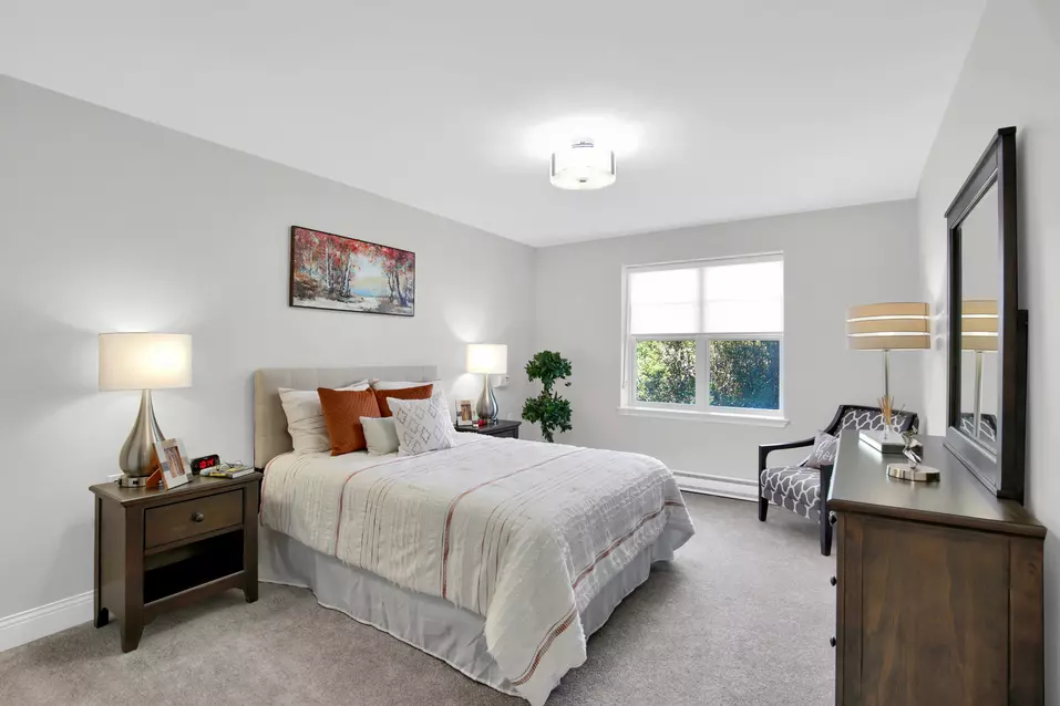 Chartwell Conservatory Pond's model suite bedroom